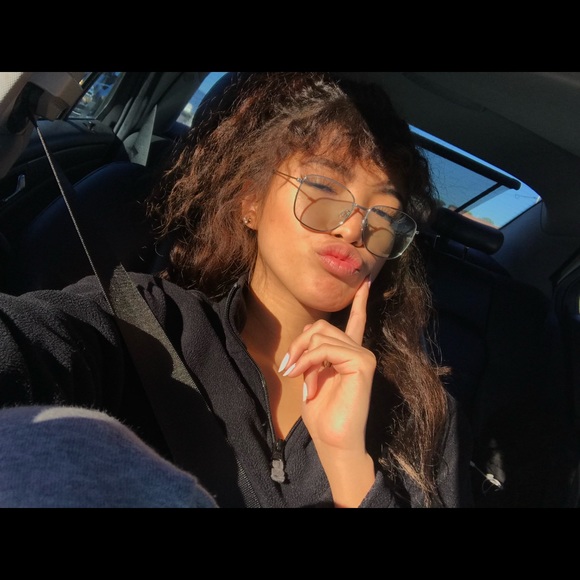 Meet your Posher, Mariah - Picture 3 of 8